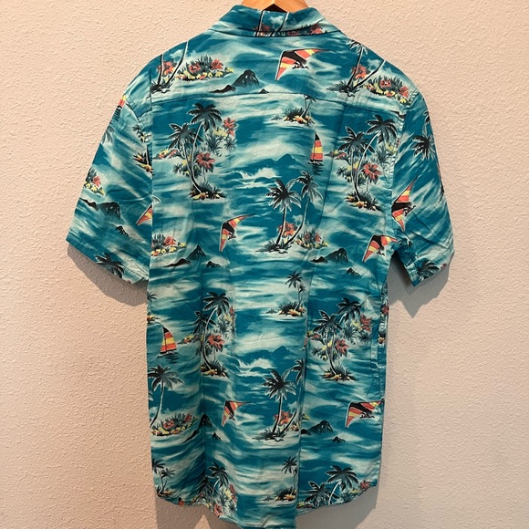 Quicksilver Hawaiian style button-down, short sleeve - Picture 3 of 9
